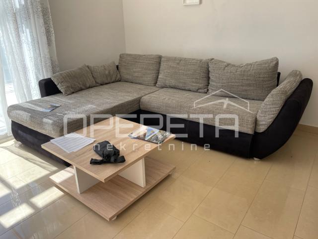 TRIBUNJ,  CENTAR, KOMFORAN DVOETAŽNI STAN SA DVA PARKIRNA MJESTA, 228.000 EUR + 