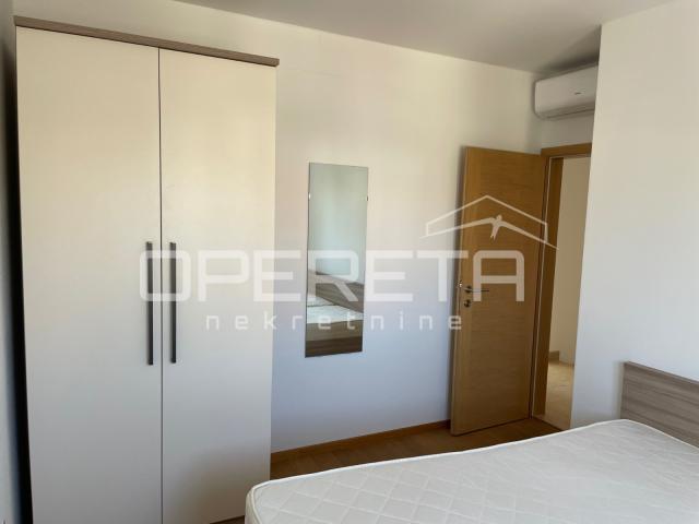 TRIBUNJ,  CENTAR, KOMFORAN DVOETAŽNI STAN SA DVA PARKIRNA MJESTA, 228.000 EUR + 