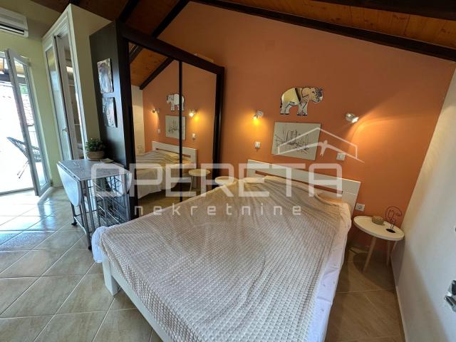 Kuća na Jadriji s dva apartmana, 40 m od plaže!
