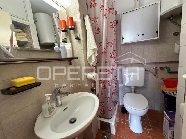 Kuća na Jadriji s dva apartmana, 40 m od plaže!
