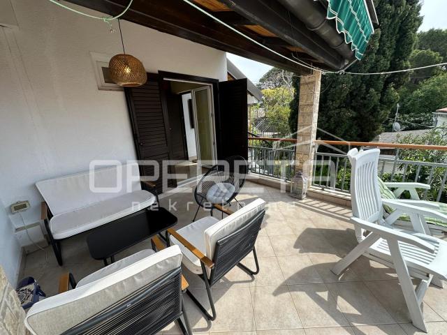 Kuća na Jadriji s dva apartmana, 40 m od plaže!
