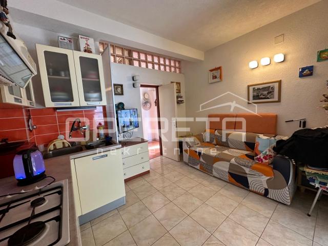 Kuća na Jadriji s dva apartmana, 40 m od plaže!

