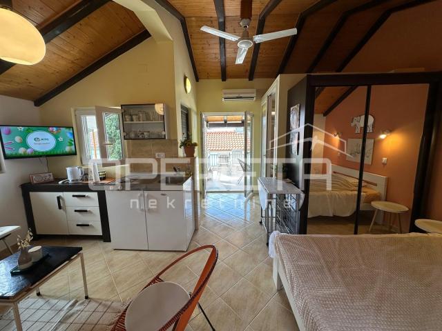 Kuća na Jadriji s dva apartmana, 40 m od plaže!
