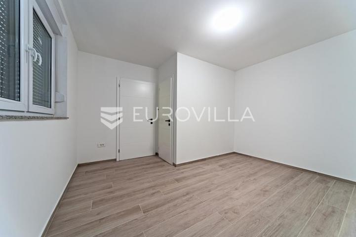 Osijek, Retfala, završen četverosoban stan sa dvorištem od 50 m²