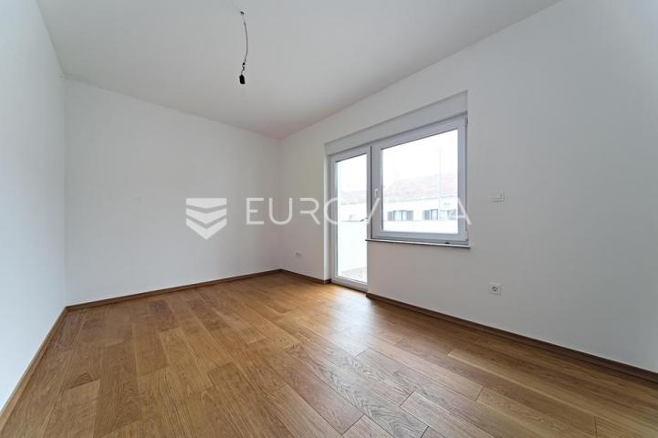 Osijek, Retfala, završen četverosoban stan sa dvorištem od 50 m²