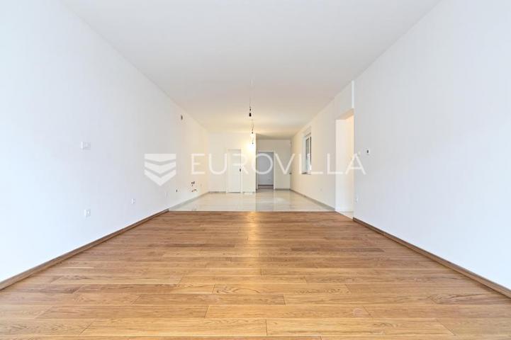 Osijek, Retfala, završen četverosoban stan sa dvorištem od 50 m²