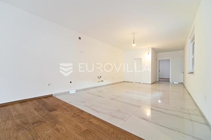 Osijek, Retfala, završen četverosoban stan sa dvorištem od 50 m²