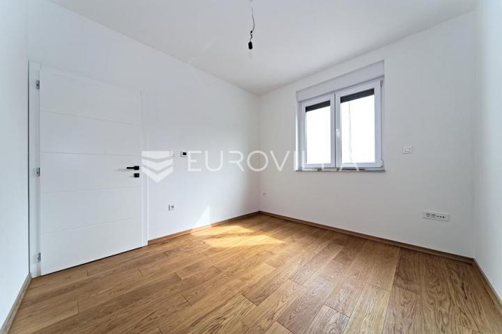 Osijek, Retfala, završen četverosoban stan sa dvorištem od 50 m²