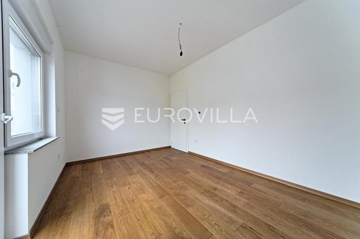 Osijek, Retfala, završen četverosoban stan sa dvorištem od 50 m²