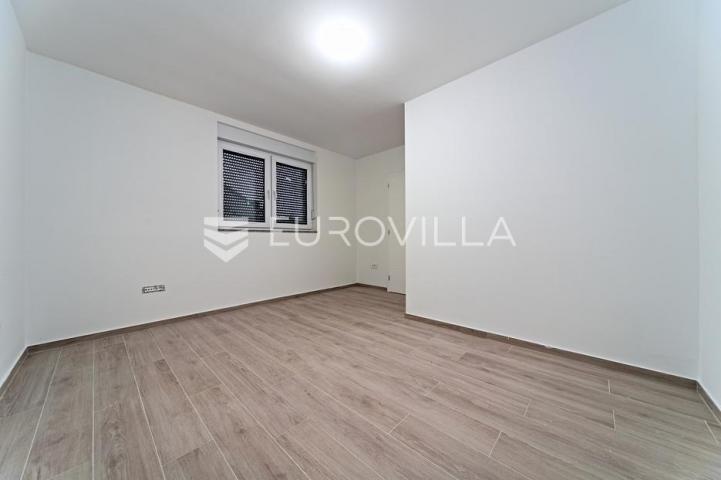 Osijek, Retfala, završen četverosoban stan sa dvorištem od 50 m²