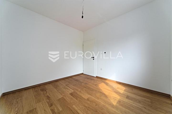 Osijek, Retfala, završen četverosoban stan sa dvorištem od 50 m²