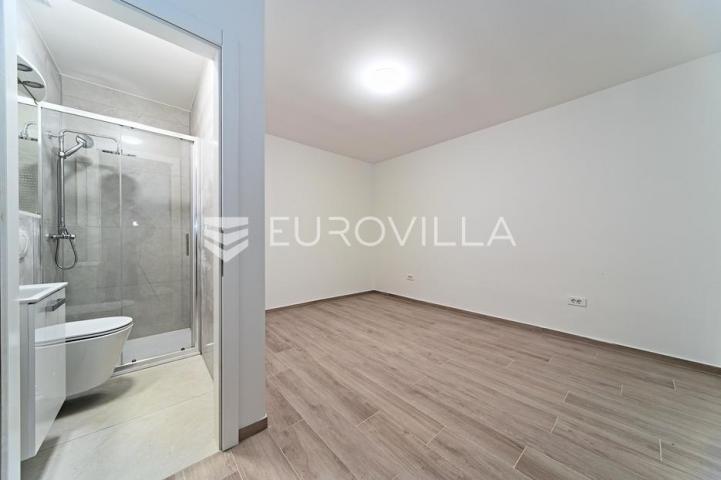 Osijek, Retfala, završen četverosoban stan sa dvorištem od 50 m²