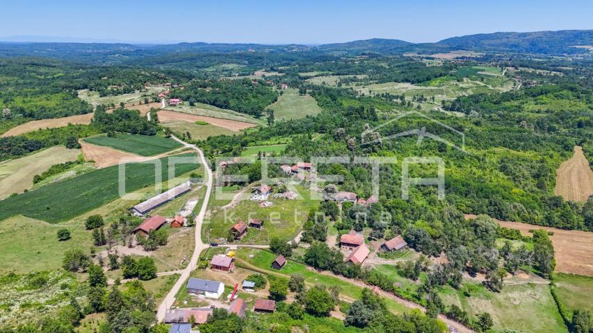 Kuća za obnovu s pet parcela u mirnom selu kraj Petrinje