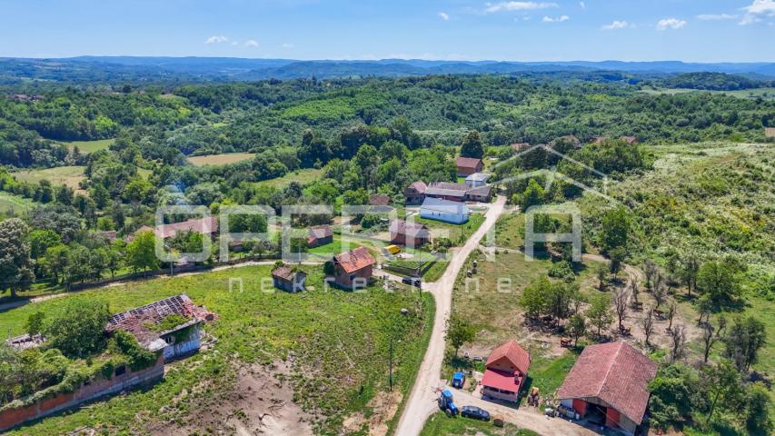 Kuća za obnovu s pet parcela u mirnom selu kraj Petrinje