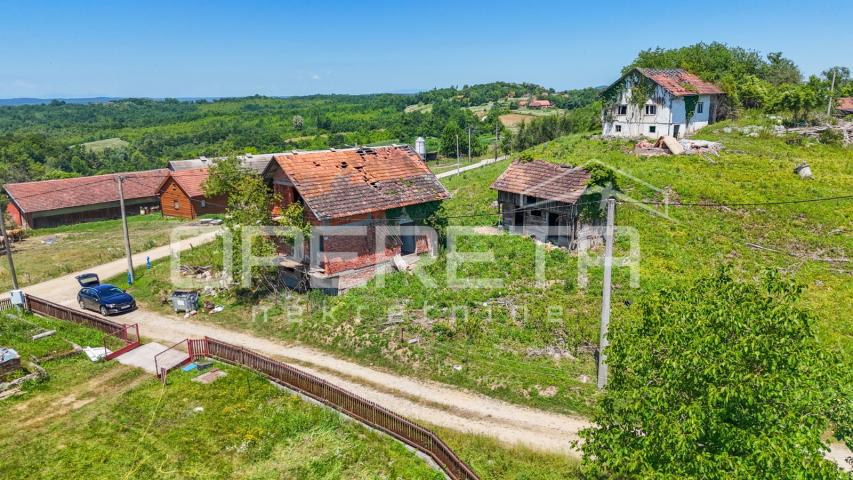 Kuća za obnovu s pet parcela u mirnom selu kraj Petrinje