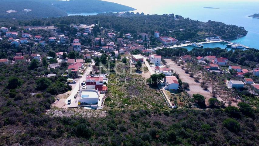 Šolta, Maslinica - građ. zemljište blizu mora, 650 m2, PRODAJA