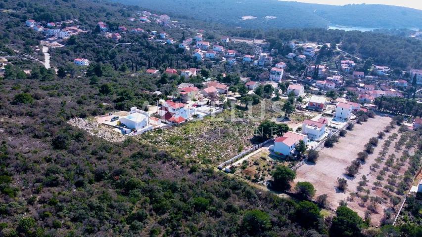 Šolta, Maslinica - građ. zemljište blizu mora, 650 m2, PRODAJA