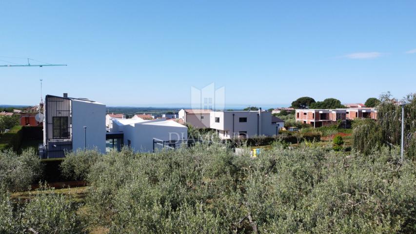 Poreč, okolica – zemljište, pogled na more i luksuzno okruženje