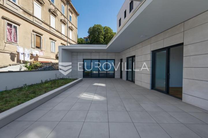 Rijeka, Pećine, NOVOGRADNJA, luksuzan četverosoban stan 200,29 m² prvi red do mora