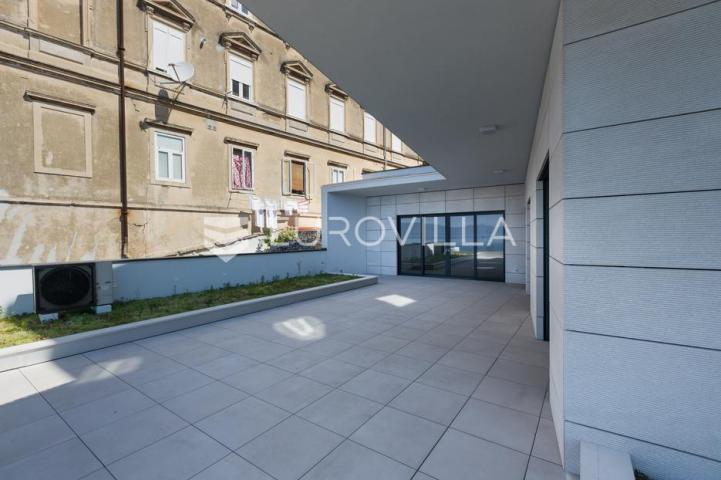 Rijeka, Pećine, NOVOGRADNJA, luksuzan četverosoban stan 200,29 m² prvi red do mora
