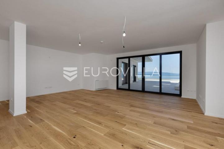 Rijeka, Pećine, NOVOGRADNJA, luksuzan četverosoban stan 200,29 m² prvi red do mora