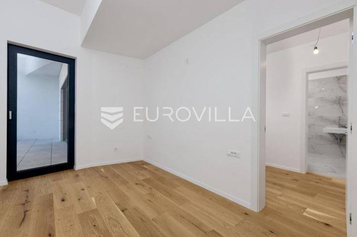 Rijeka, Pećine, NOVOGRADNJA, luksuzan četverosoban stan 200,29 m² prvi red do mora