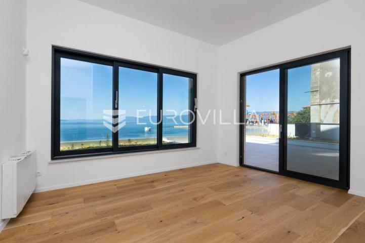 Rijeka, Pećine, NOVOGRADNJA, luksuzan četverosoban stan 200,29 m² prvi red do mora