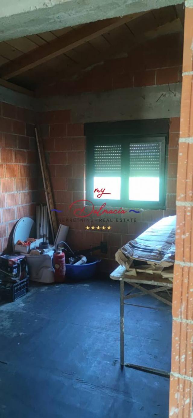 Vir, kuća s 3 stana, mogućnost proširenja, s bazenom