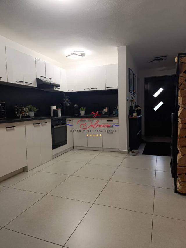 Vir, kuća s 3 stana, mogućnost proširenja, s bazenom