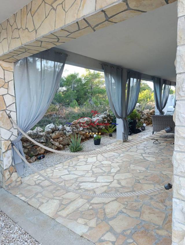 Vir, kuća s 3 stana, mogućnost proširenja, s bazenom