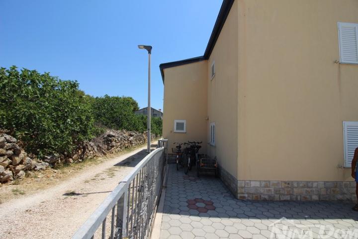 Dalmacija Vir, južna strana Vira, blizina centra. 