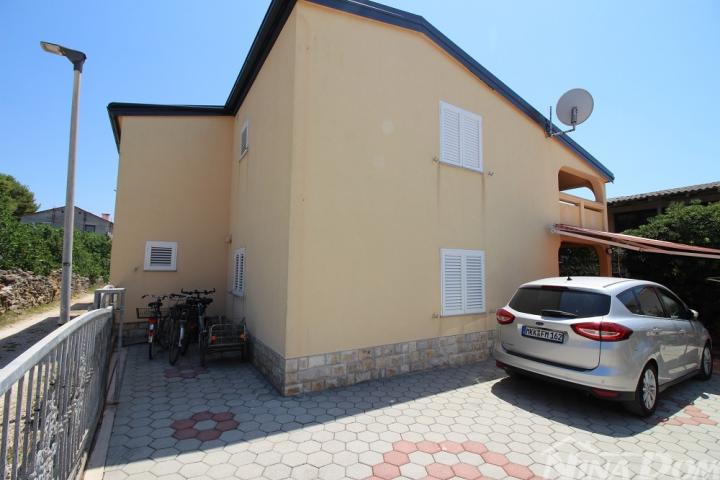 Dalmacija Vir, južna strana Vira, blizina centra. 