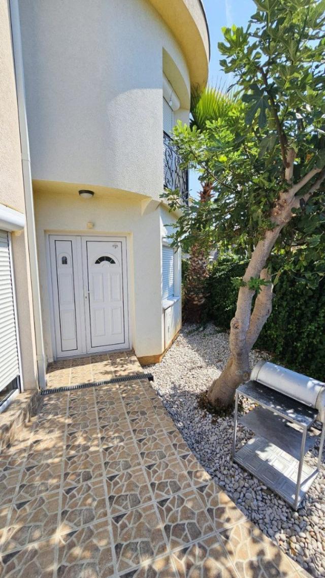 A two-story house with four bedrooms near Veliki Pijesak