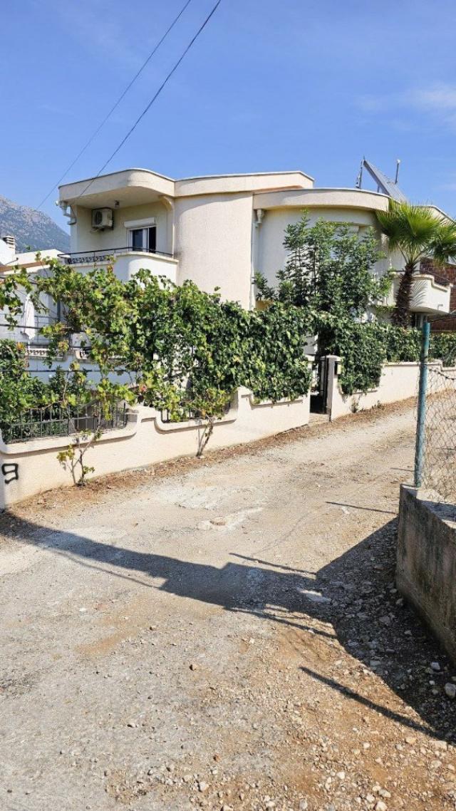 A two-story house with four bedrooms near Veliki Pijesak