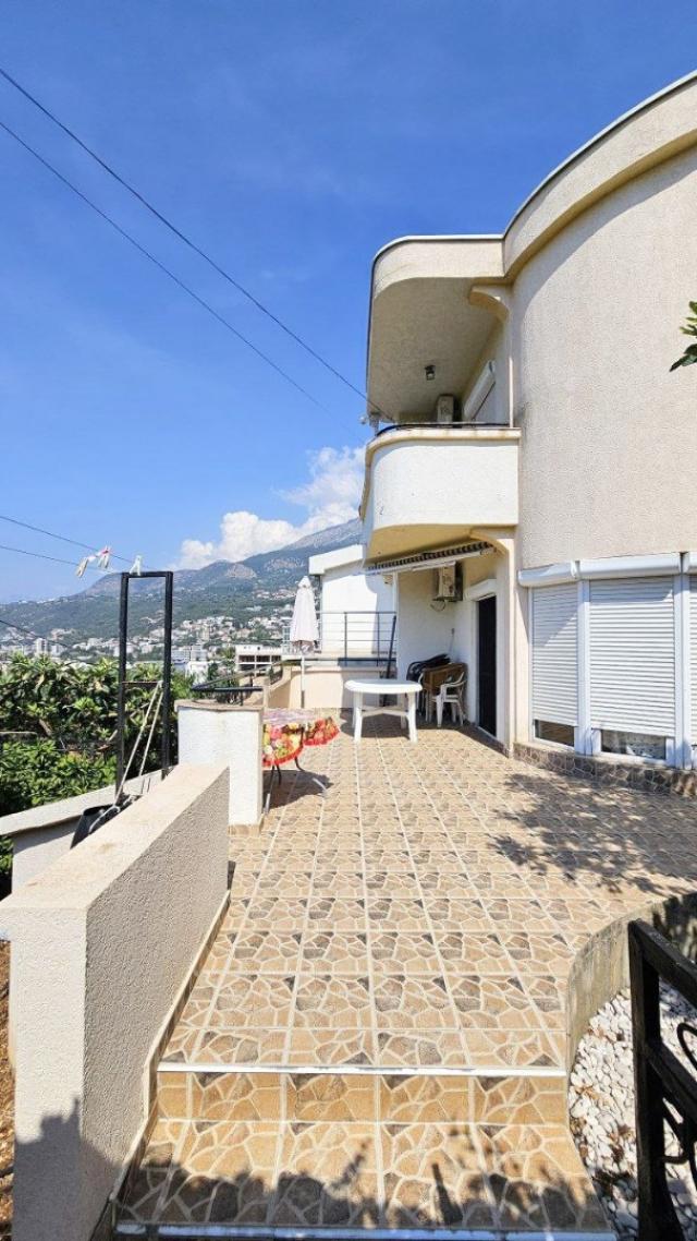 A two-story house with four bedrooms near Veliki Pijesak