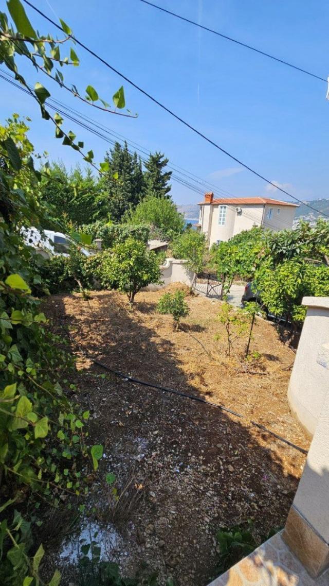A two-story house with four bedrooms near Veliki Pijesak