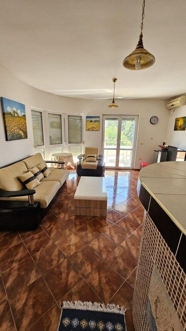 A two-story house with four bedrooms near Veliki Pijesak