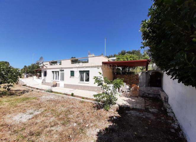 Kuća 142m2 sa 2 apartmana, 100m od mora - sunčana Rogoznica