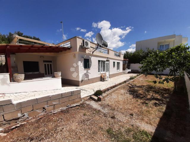 Kuća 142m2 sa 2 apartmana, 100m od mora - sunčana Rogoznica