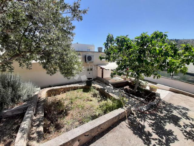 Kuća 142m2 sa 2 apartmana, 100m od mora - sunčana Rogoznica