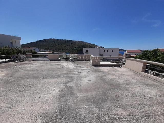 Kuća 142m2 sa 2 apartmana, 100m od mora - sunčana Rogoznica