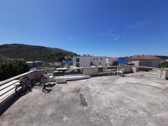 Kuća 142m2 sa 2 apartmana, 100m od mora - sunčana Rogoznica