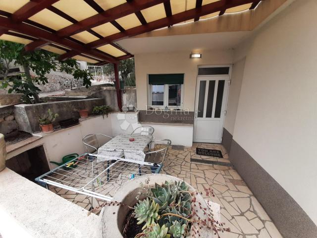 Kuća 142m2 sa 2 apartmana, 100m od mora - sunčana Rogoznica