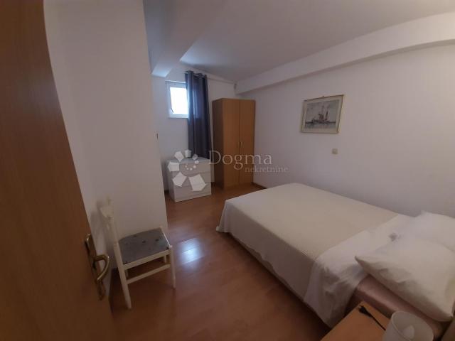 Kuća 142m2 sa 2 apartmana, 100m od mora - sunčana Rogoznica