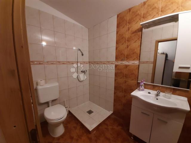 Kuća 142m2 sa 2 apartmana, 100m od mora - sunčana Rogoznica