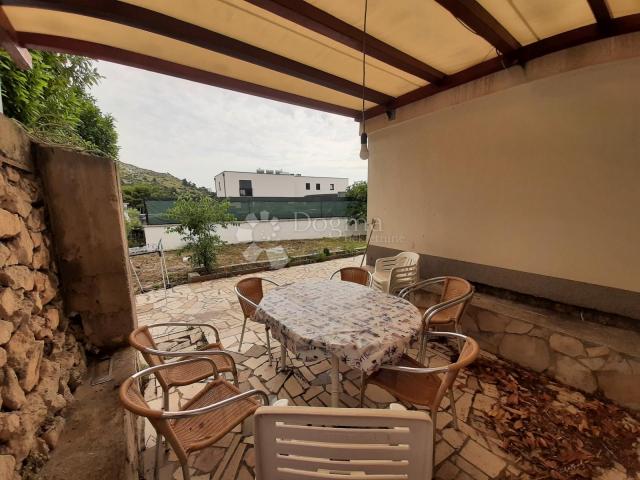 Kuća 142m2 sa 2 apartmana, 100m od mora - sunčana Rogoznica