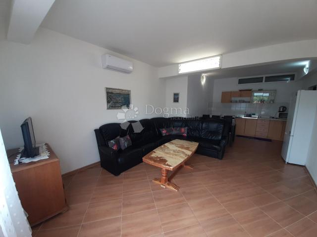 Kuća 142m2 sa 2 apartmana, 100m od mora - sunčana Rogoznica