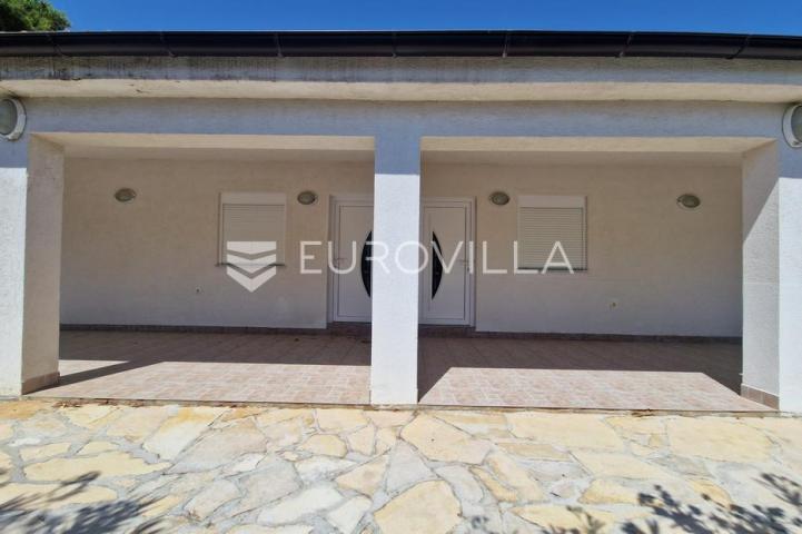 Vir, kuća s dva apartmana, 6 spavaćih soba i velikim privatnim dvorištem