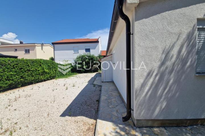 Vir, kuća s dva apartmana, 6 spavaćih soba i velikim privatnim dvorištem