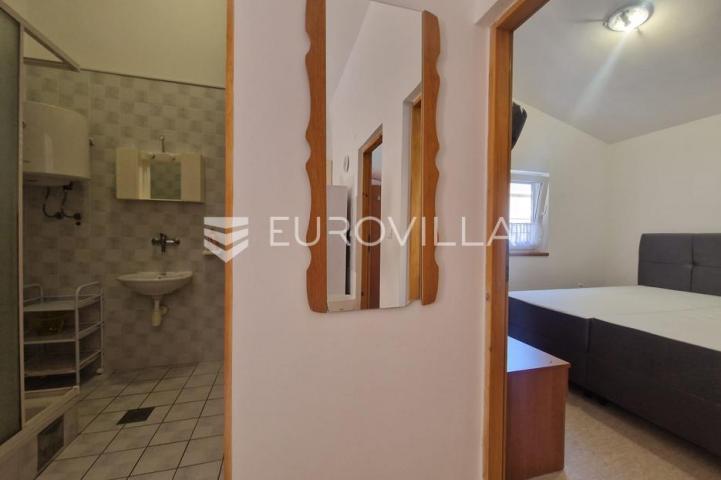 Vir, kuća s dva apartmana, 6 spavaćih soba i velikim privatnim dvorištem